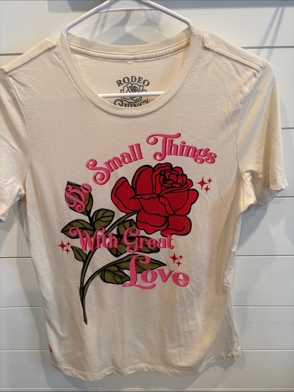 Rodeo Cream Short-Sleeve Graphic Tee with Red Rose